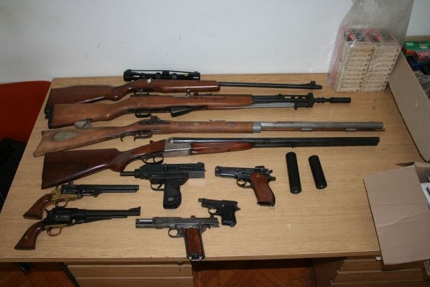 Starcu u Varaždinu oduzeli čitav arsenal: Policija našla revolvere, pištolje, puške, prigušivače...